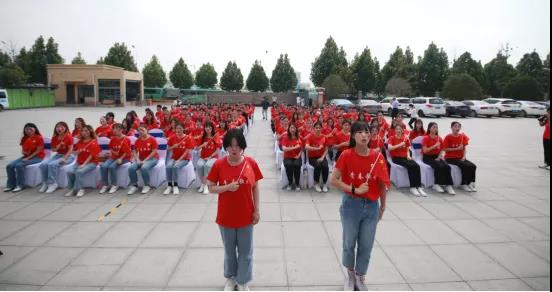 做白色的牛奶，創(chuàng)紅色的企業(yè)，花花牛乳業(yè)集團(tuán)青春歌會慶祝建黨100周年