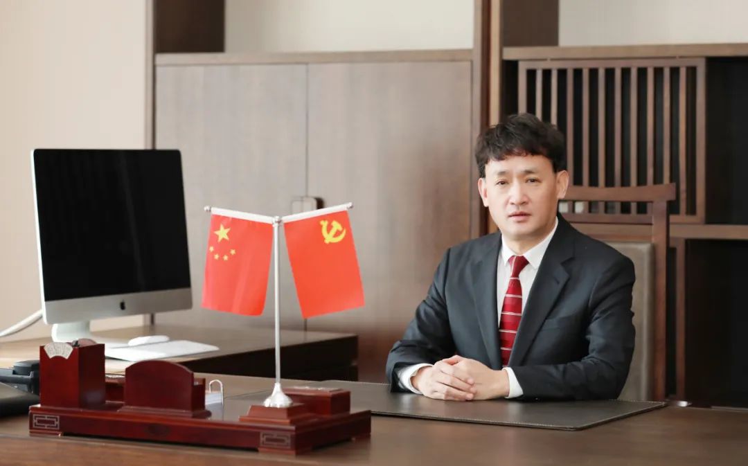 雙雙獲獎 喜事連連｜ 花花牛乳業(yè)集團(tuán)榮獲“河南省知名品牌”獎，董事長關(guān)曉彥榮膺“2022年度品牌人物”