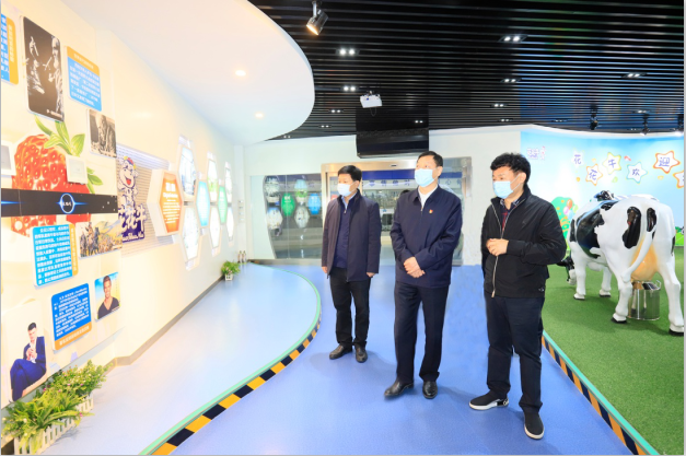 河南省委農(nóng)辦主任、農(nóng)業(yè)農(nóng)村廳廳長申延平一行調(diào)研河南花花牛乳業(yè)集團(tuán)
