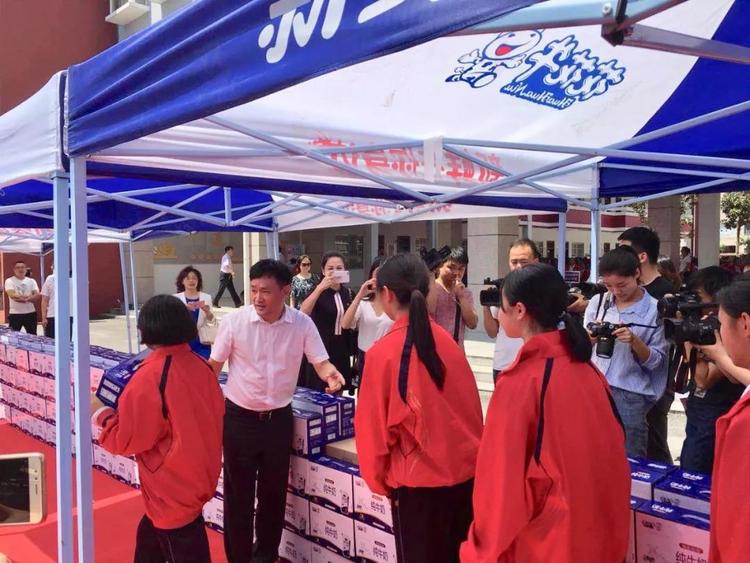 “健康中原，牛奶伴您行——花花牛乳業(yè)集團2018中國小康牛奶行動” 公益助學啟動儀式隆重舉行