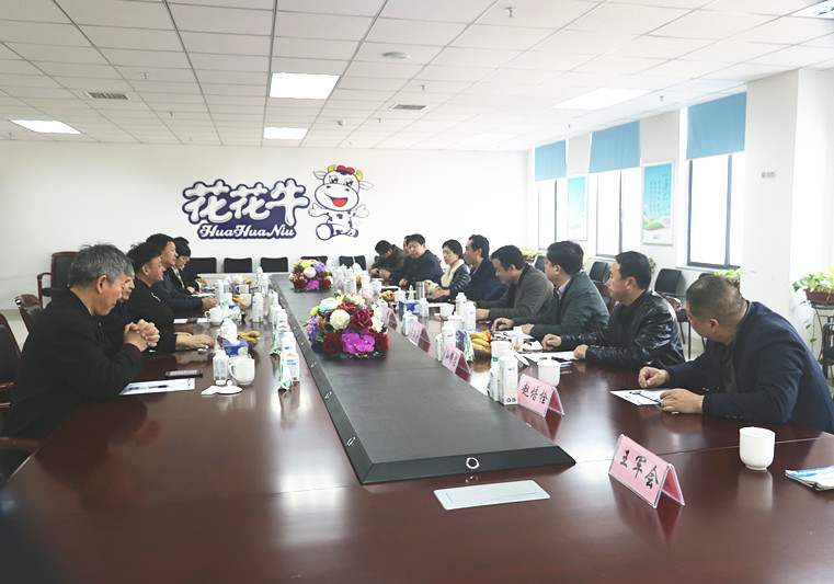 封丘縣縣長王獻臣一行蒞臨 花花牛集團養(yǎng)殖、乳品事業(yè)部參觀調研