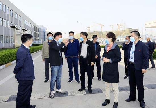 鄭州市人大副主任孫黎、市政府副市長(zhǎng)李喜安一行 蒞臨花花牛開(kāi)展“三送一強(qiáng)”活動(dòng)
