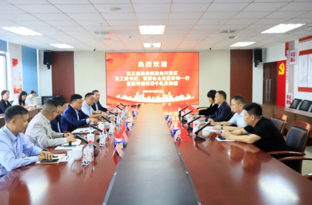 沈丘縣先進制造業(yè)開發(fā)區(qū)黨工委書記呂孝坤、金絲猴食品有限公司董事長李旸等一行到訪河南花花牛乳業(yè)集團