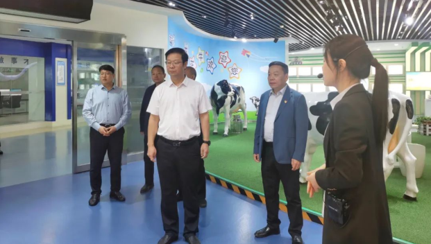 鄭州市人民檢察院黨組書記、代檢察長(zhǎng)張道偉一行蒞臨河南花花牛乳業(yè)集團(tuán)參觀調(diào)研